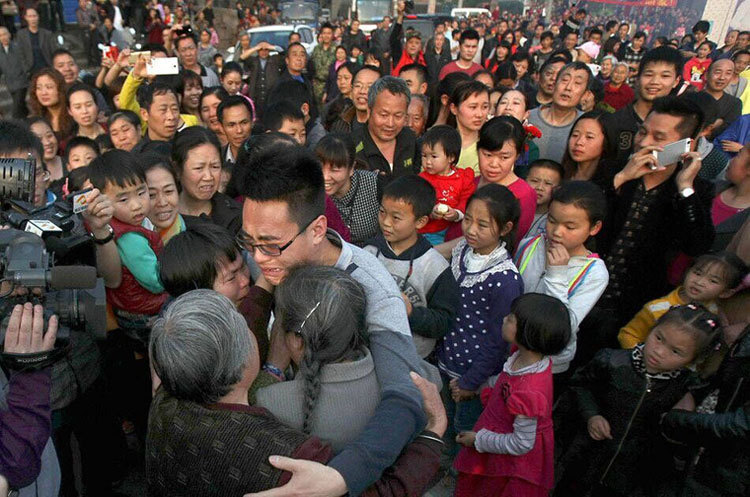 郴州4岁男孩被拐 26年后母子终团聚感动全村 